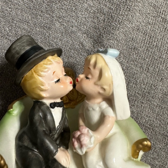 Vintage Japan Kissing Bride and Groom music box - Picture 6 of 7
